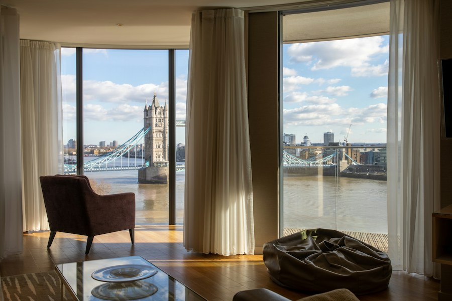 Sala com janelas voltadas para o Tâmisa e a Tower Bridge, fotografia ilustrativa