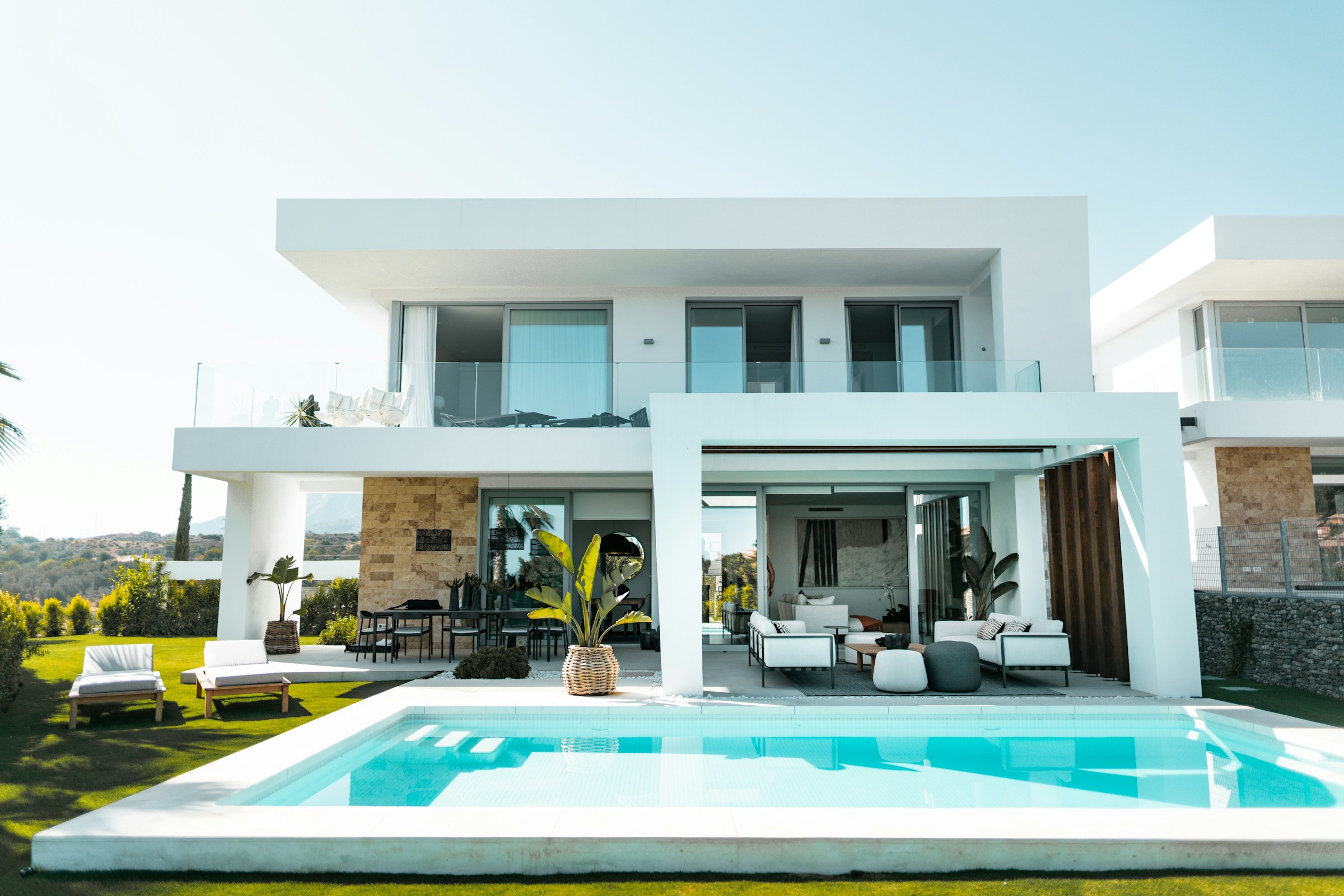 Residência contemporânea com piscina e jardim, fotografia ilustrativa